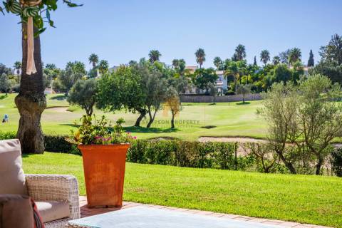 Moradia independente num campo de golfe com segurança 24H