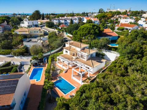 Para venda – Moradia com 3 quartos, piscina privada e garagem em Carvoeiro