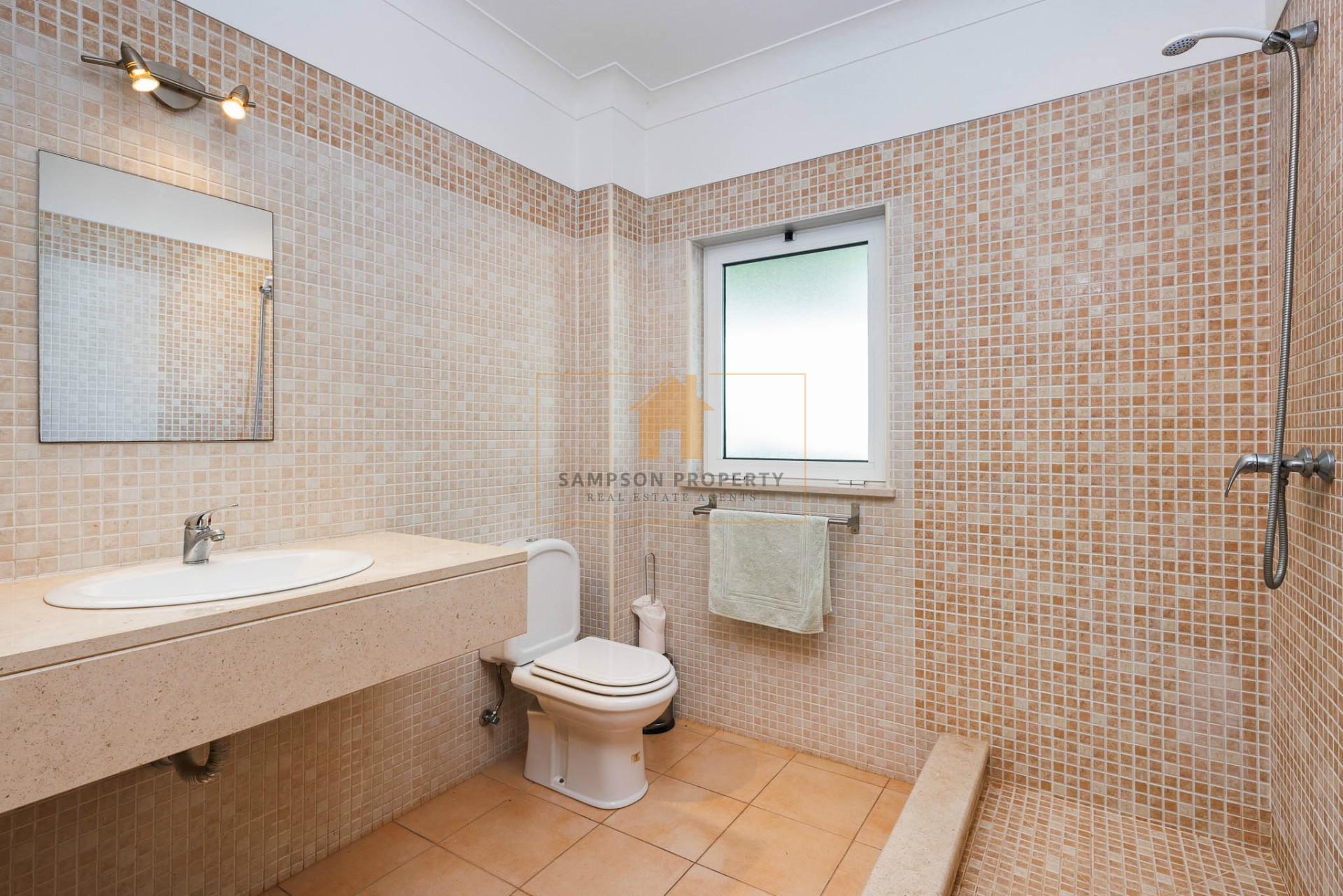 Para venda – Moradia com 3 quartos, piscina privada e garagem em Carvoeiro