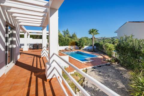 Para venda – Moradia com 3 quartos, piscina privada e garagem em Carvoeiro