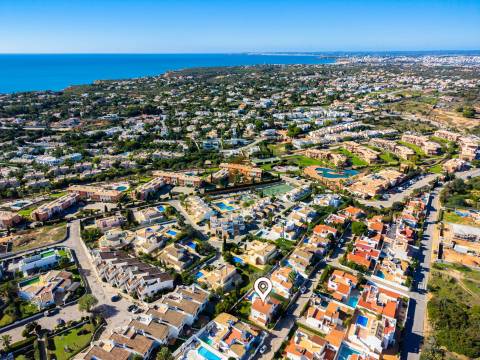 Moradia com 3 quartos e piscina para venda em Carvoeiro, Algarve