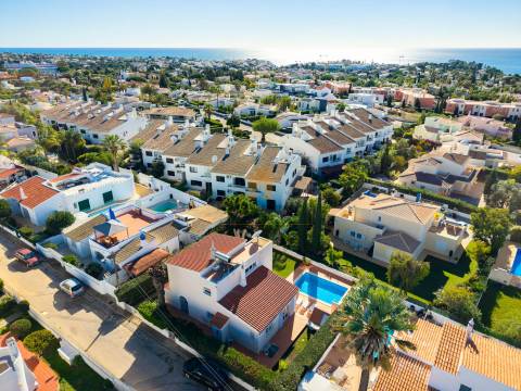 Moradia com 3 quartos e piscina para venda em Carvoeiro, Algarve