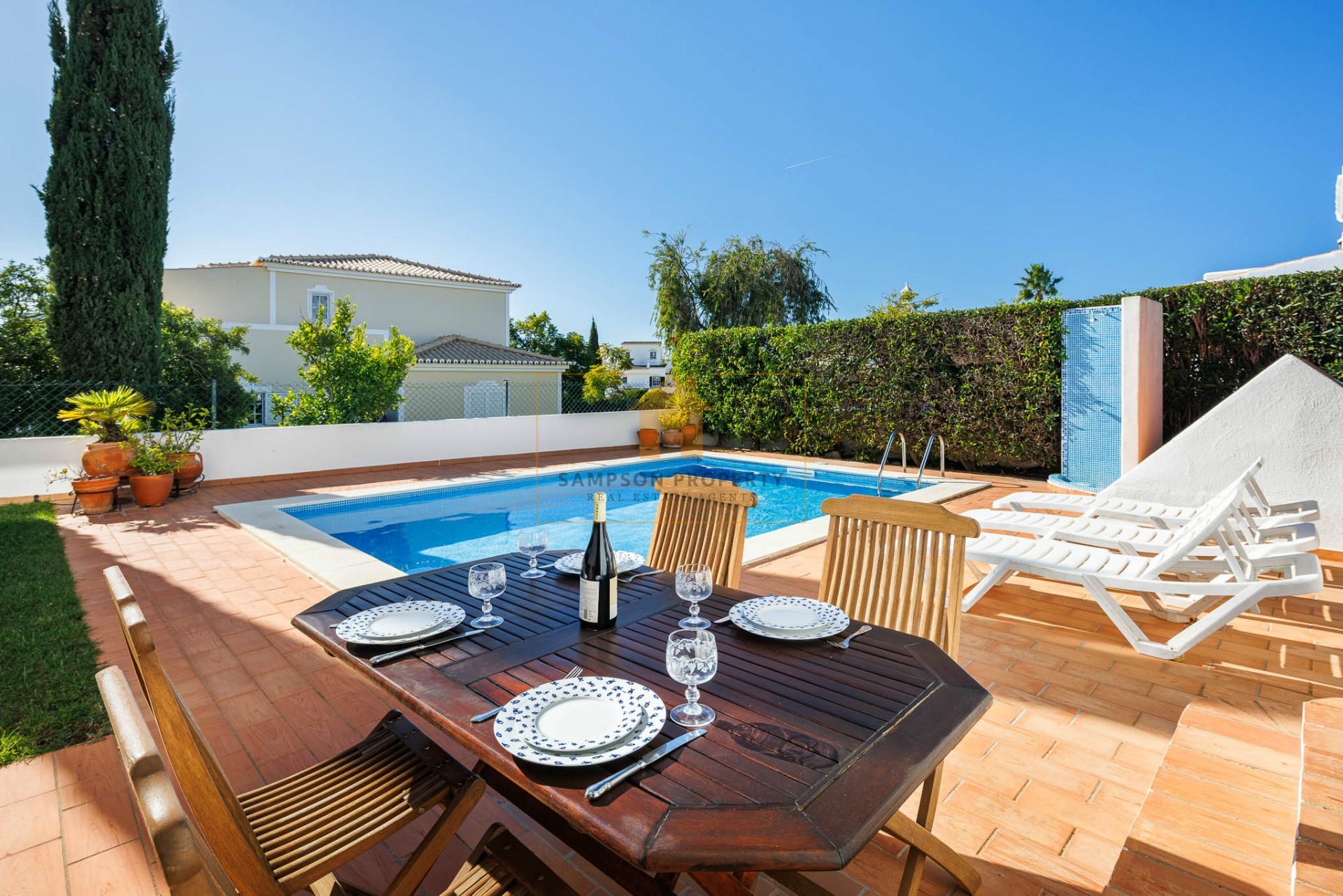 Moradia com 3 quartos e piscina para venda em Carvoeiro, Algarve