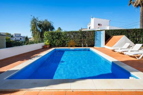 Moradia com 3 quartos e piscina para venda em Carvoeiro, Algarve
