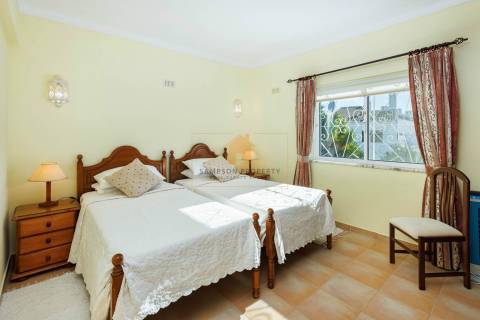 Moradia com 3 quartos e piscina para venda em Carvoeiro, Algarve