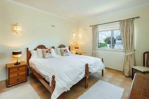 Moradia com 3 quartos e piscina para venda em Carvoeiro, Algarve