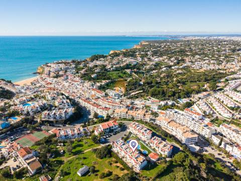 Para venda na Colina Verde, Carvoeiro, moradia geminada T2 com vista mar