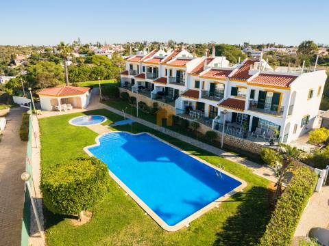 Para venda na Colina Verde, Carvoeiro, moradia geminada T2 com vista mar