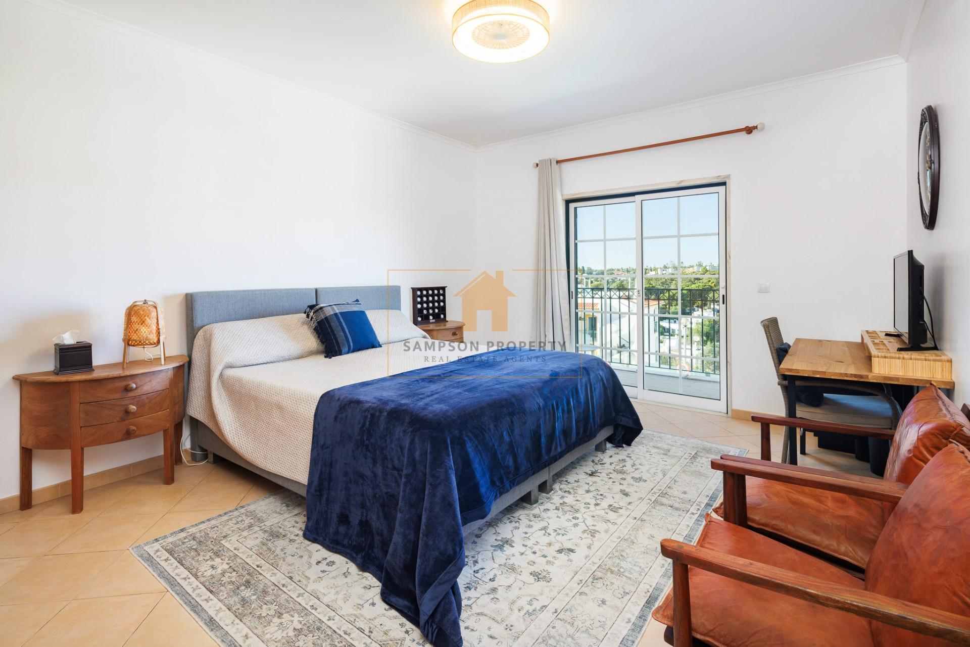 Para venda na Colina Verde, Carvoeiro, moradia geminada T2 com vista mar