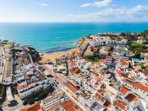 Para venda – Apartamento T2 com amplo terraço a 100m da Praia de Carvoeiro