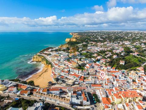 Para venda – Apartamento T2 com amplo terraço a 100m da Praia de Carvoeiro