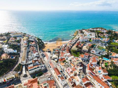 Para venda – Apartamento T2 com amplo terraço a 100m da Praia de Carvoeiro