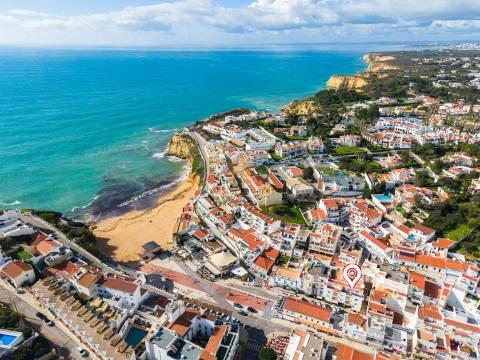 Para venda – Apartamento T2 com amplo terraço a 100m da Praia de Carvoeiro