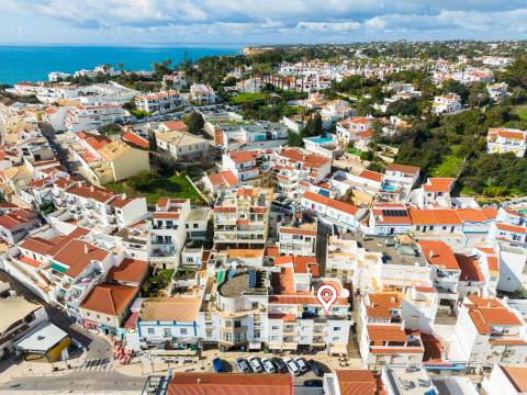 Para venda – Apartamento T2 com amplo terraço a 100m da Praia de Carvoeiro