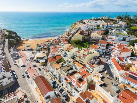Para venda – Apartamento T2 com amplo terraço a 100m da Praia de Carvoeiro
