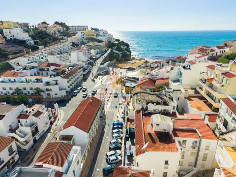 Para venda – Apartamento T2 com amplo terraço a 100m da Praia de Carvoeiro