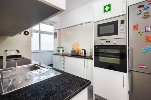 Para venda – Apartamento T2 com amplo terraço a 100m da Praia de Carvoeiro