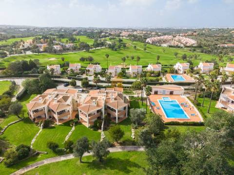 Para venda, apartamento de 2 quartos no 1.º andar em Vale da Pinta, Carvoeiro, Algarve