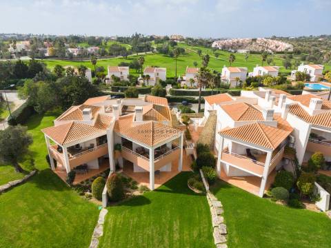Para venda, apartamento de 2 quartos no 1.º andar em Vale da Pinta, Carvoeiro, Algarve