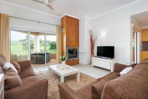 Para venda, apartamento de 2 quartos no 1.º andar em Vale da Pinta, Carvoeiro, Algarve