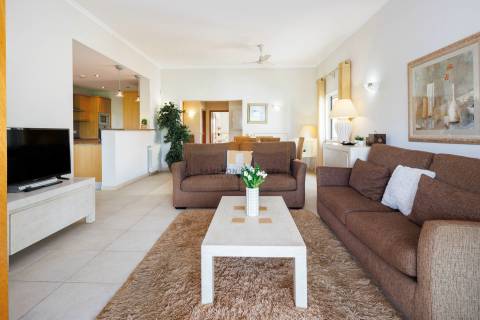 Para venda, apartamento de 2 quartos no 1.º andar em Vale da Pinta, Carvoeiro, Algarve