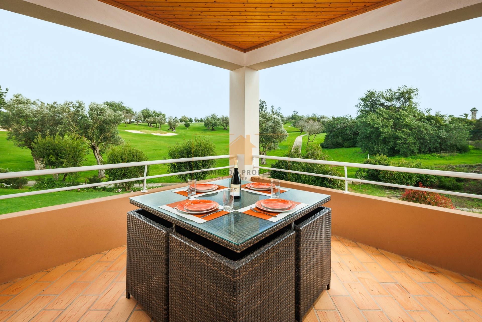 Para venda, apartamento de 2 quartos no 1.º andar em Vale da Pinta, Carvoeiro, Algarve