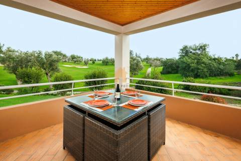 Para venda, apartamento de 2 quartos no 1.º andar em Vale da Pinta, Carvoeiro, Algarve