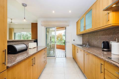 Para venda, apartamento de 2 quartos no 1.º andar em Vale da Pinta, Carvoeiro, Algarve