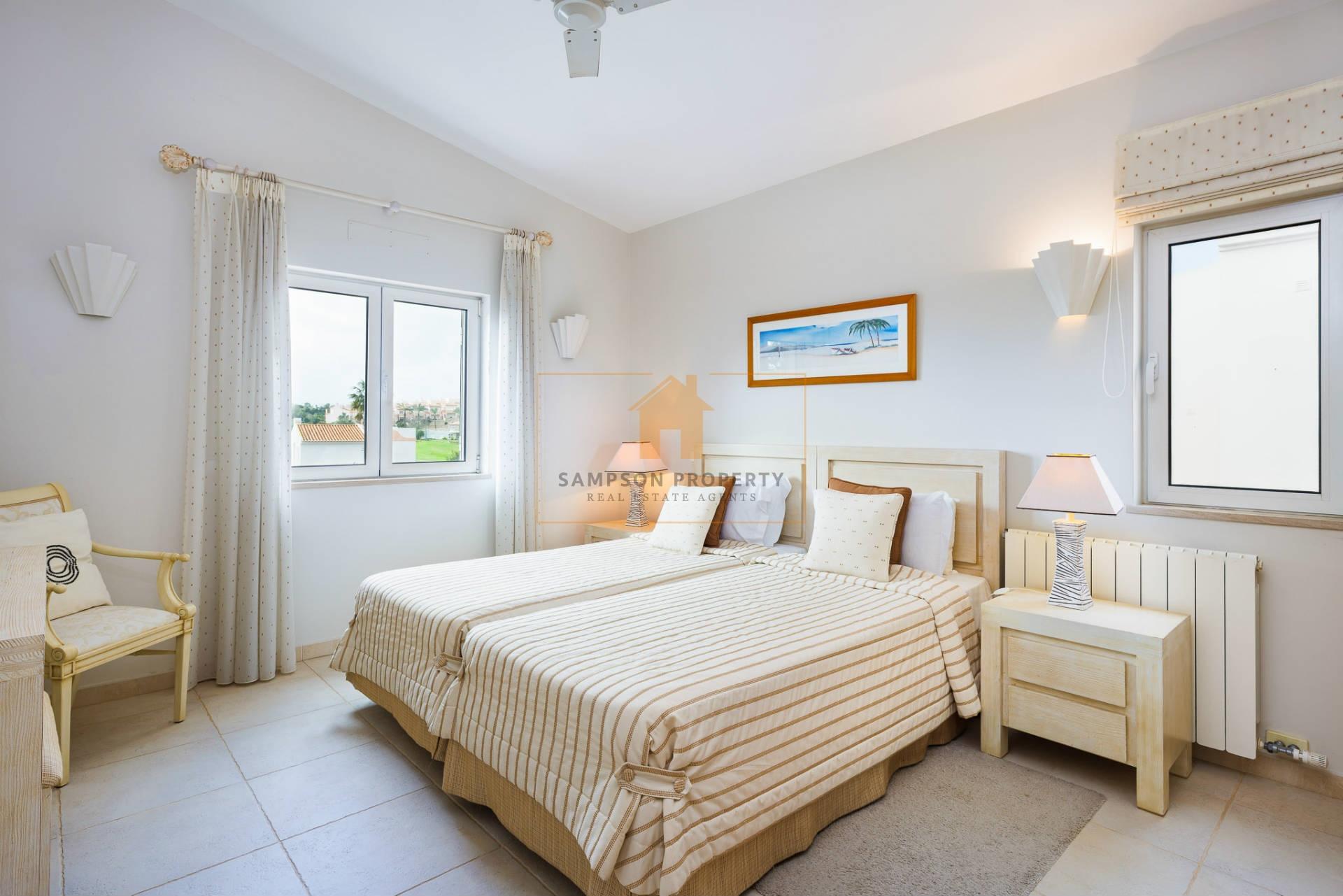 Para venda, apartamento de 2 quartos no 1.º andar em Vale da Pinta, Carvoeiro, Algarve