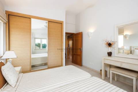 Para venda, apartamento de 2 quartos no 1.º andar em Vale da Pinta, Carvoeiro, Algarve