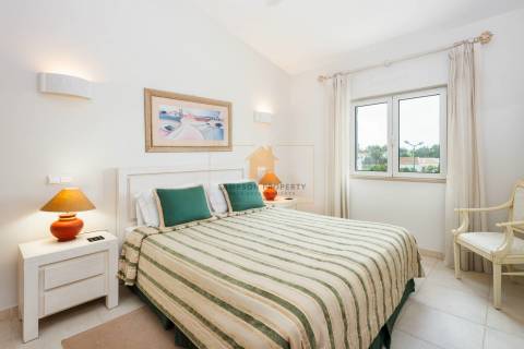 Para venda, apartamento de 2 quartos no 1.º andar em Vale da Pinta, Carvoeiro, Algarve