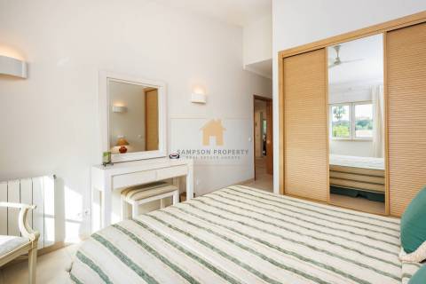 Para venda, apartamento de 2 quartos no 1.º andar em Vale da Pinta, Carvoeiro, Algarve