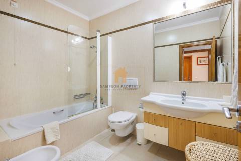 Para venda, apartamento de 2 quartos no 1.º andar em Vale da Pinta, Carvoeiro, Algarve