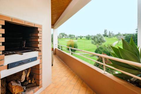 Para venda, apartamento de 2 quartos no 1.º andar em Vale da Pinta, Carvoeiro, Algarve