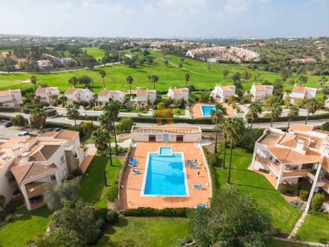 Para venda, apartamento de 2 quartos no 1.º andar em Vale da Pinta, Carvoeiro, Algarve