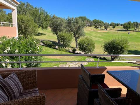 Para venda, apartamento de 2 quartos no 1.º andar em Vale da Pinta, Carvoeiro, Algarve