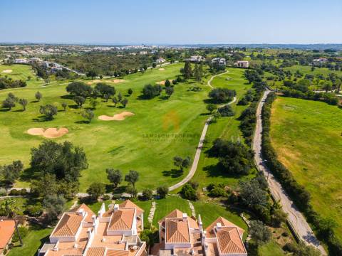 Para venda, apartamento de 2 quartos no 1.º andar em Vale da Pinta, Carvoeiro, Algarve