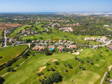 Para venda, apartamento de 2 quartos no 1.º andar em Vale da Pinta, Carvoeiro, Algarve