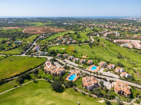 Para venda, apartamento de 2 quartos no 1.º andar em Vale da Pinta, Carvoeiro, Algarve