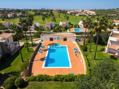 Para venda, apartamento de 2 quartos no 1.º andar em Vale da Pinta, Carvoeiro, Algarve