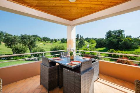 Para venda, apartamento de 2 quartos no 1.º andar em Vale da Pinta, Carvoeiro, Algarve