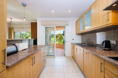 Para venda, apartamento de 2 quartos no 1.º andar em Vale da Pinta, Carvoeiro, Algarve