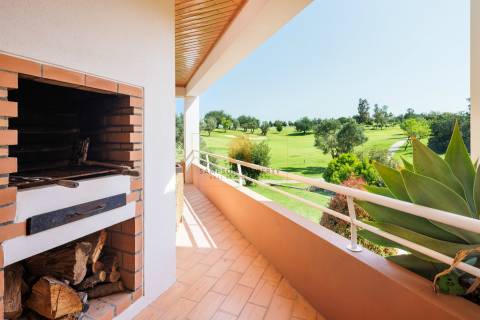 Para venda, apartamento de 2 quartos no 1.º andar em Vale da Pinta, Carvoeiro, Algarve