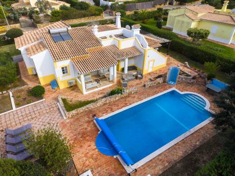 Para venda em Carvoeiro, moradia térrea com 3 quartos e piscina aquecida