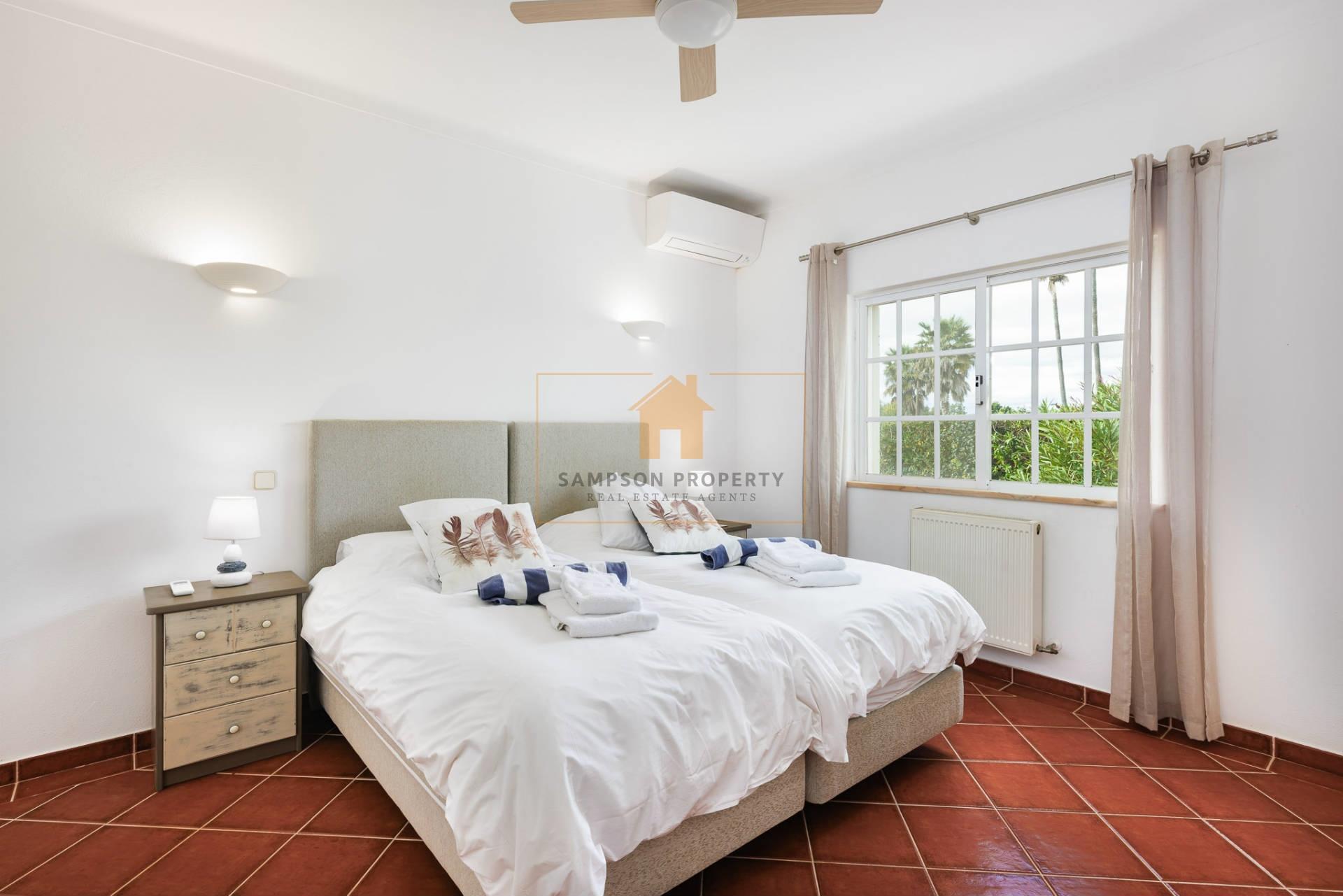 Para venda em Carvoeiro, moradia térrea com 3 quartos e piscina aquecida