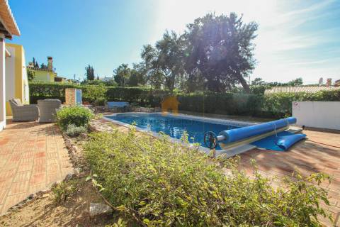 Para venda em Carvoeiro, moradia térrea com 3 quartos e piscina aquecida