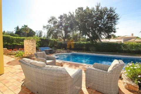 Para venda em Carvoeiro, moradia térrea com 3 quartos e piscina aquecida