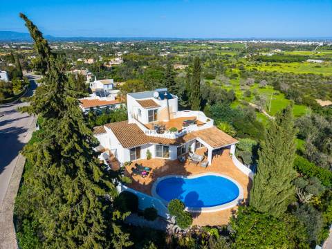 Moradia renovada com 3 quartos e piscina aquecida para venda, perto de Carvoeiro e Ferragudo
