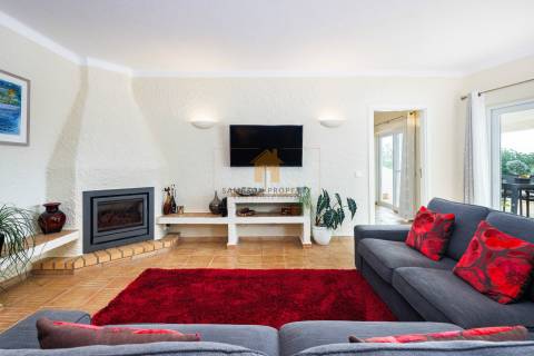 Moradia renovada com 3 quartos e piscina aquecida para venda, perto de Carvoeiro e Ferragudo