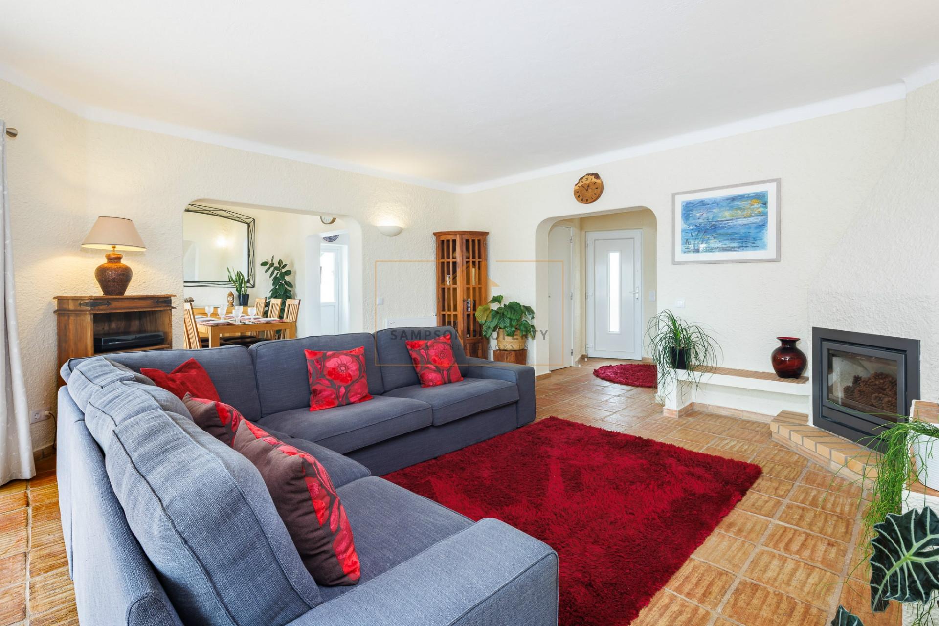 Moradia renovada com 3 quartos e piscina aquecida para venda, perto de Carvoeiro e Ferragudo